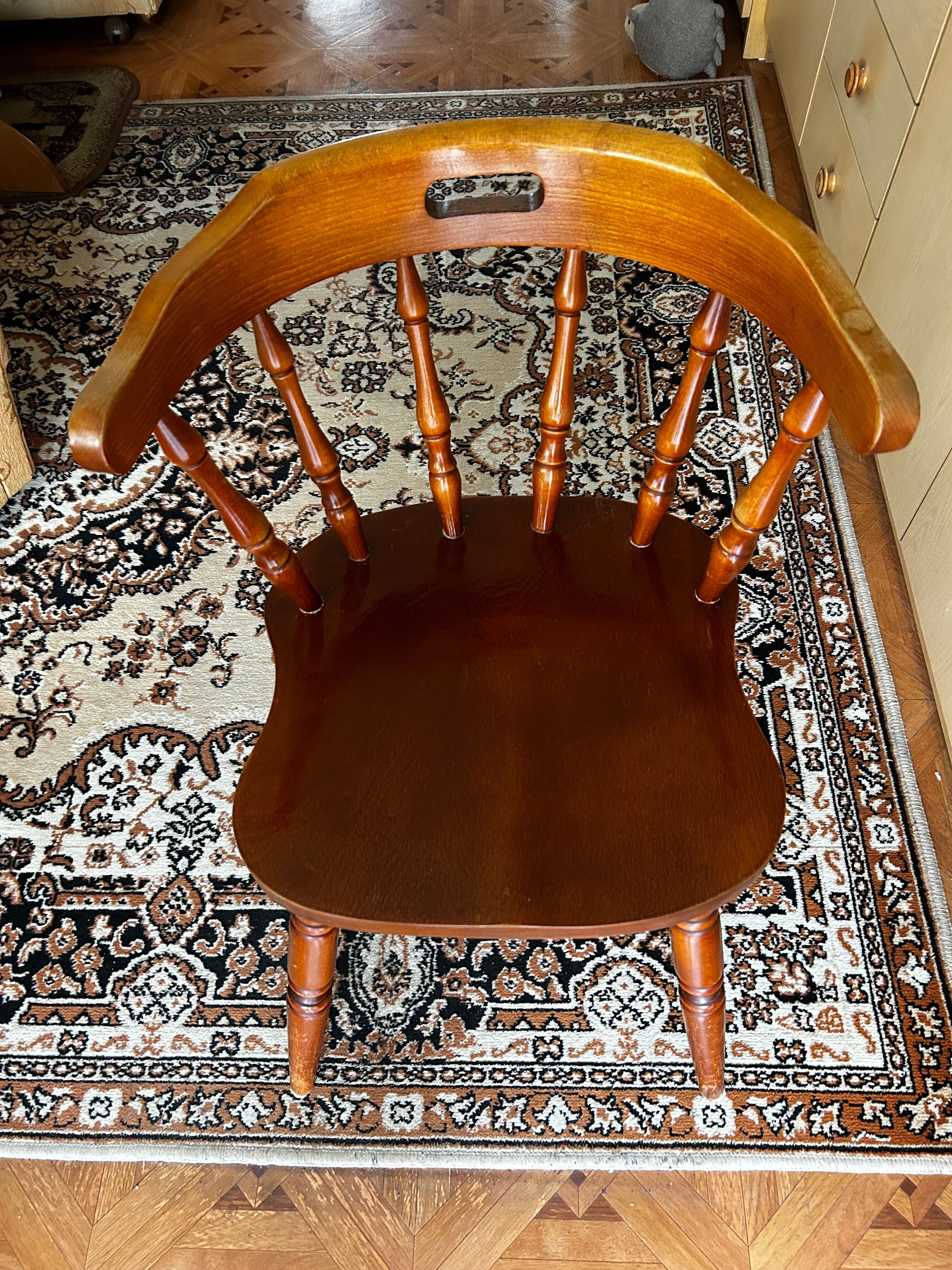 Brązowy stół rozkładany z kompletem krzeseł