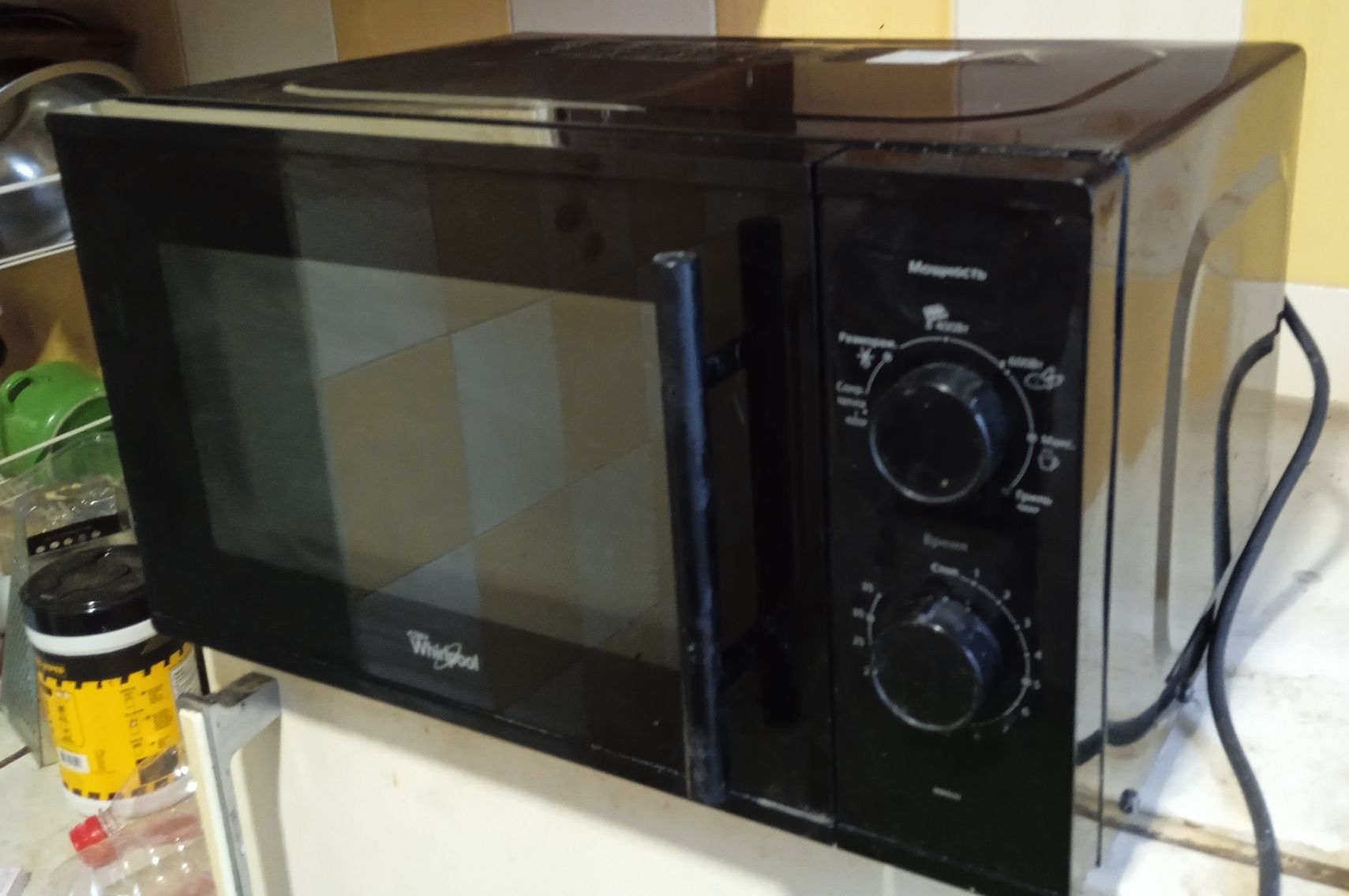 Продаётся микроволновая печь марки whirlpool в рабочем состоянии