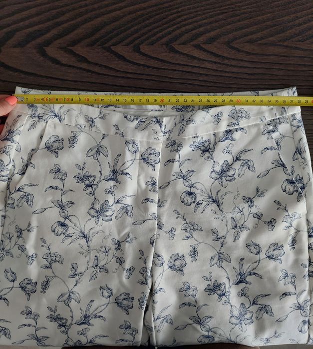 Spodnie Reserved cygaretki 36 białe w kwiaty