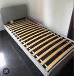 Estrutura de cama estofada solteiro cinza claro ikea SLATTUM