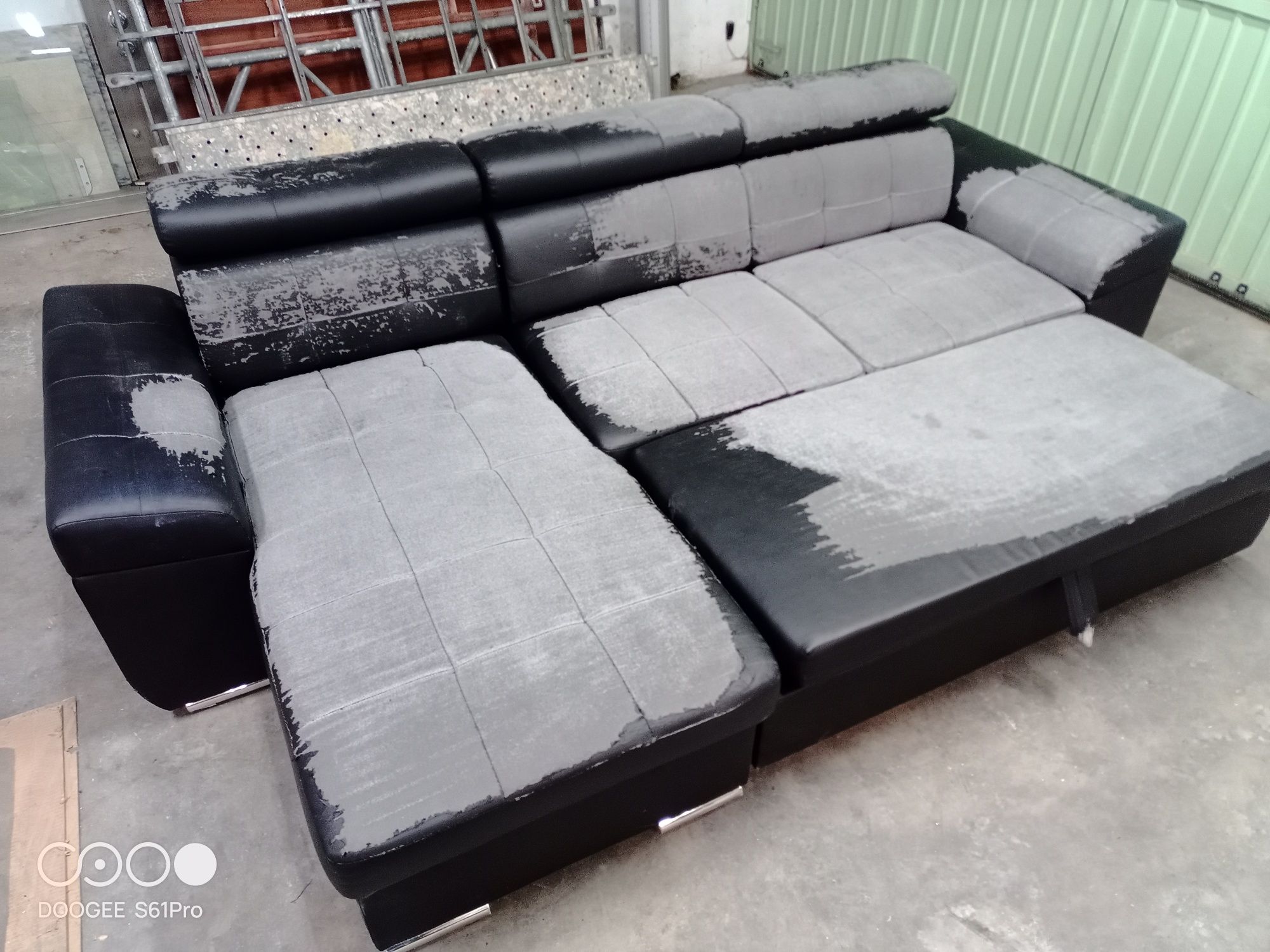 Sofá c/ chaise longue e encostos rebatíveis