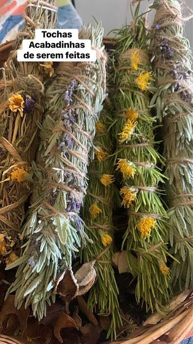 Vassoura e Tochas Artesanais com Ervas