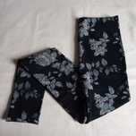 Legginsy czarne w kwiaty - L