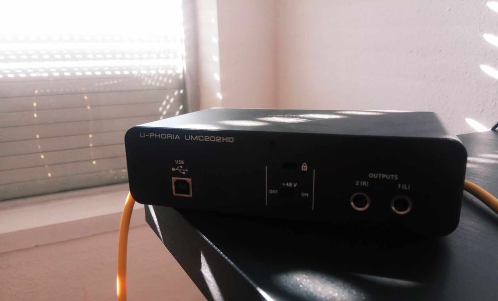 (NOVA) Behringer U-Phoria Um202HD + XLR + Behringer XM8500