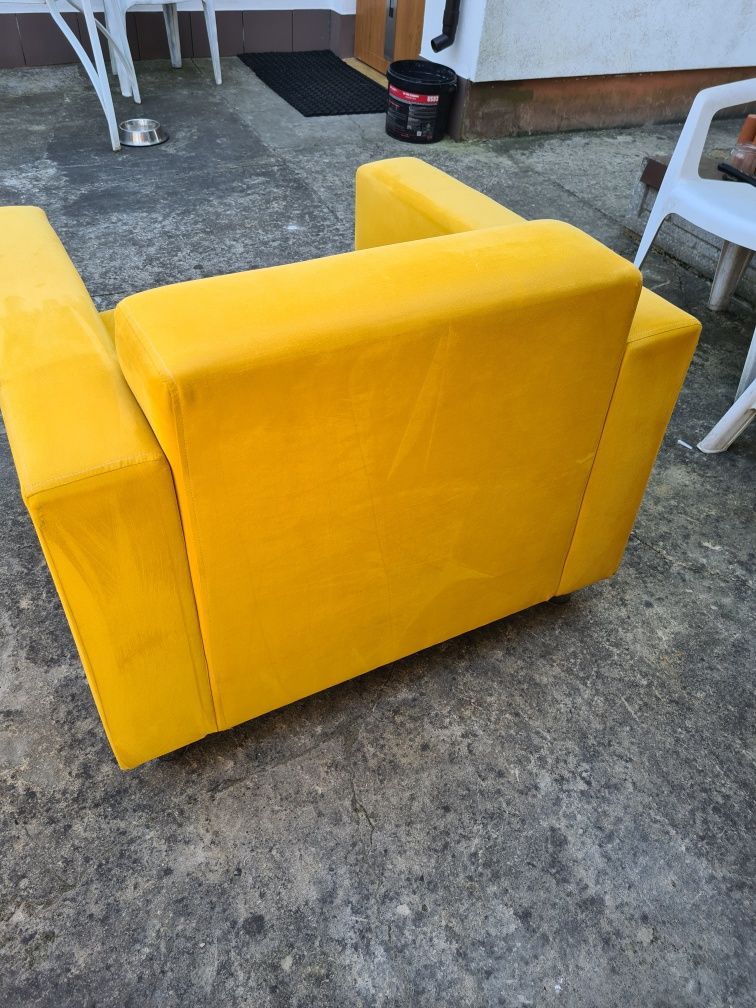 Żółty, musztardowy fotel
