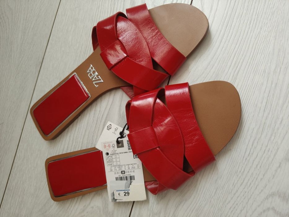 Червоні слайдери від Zara з натуральної шкіри