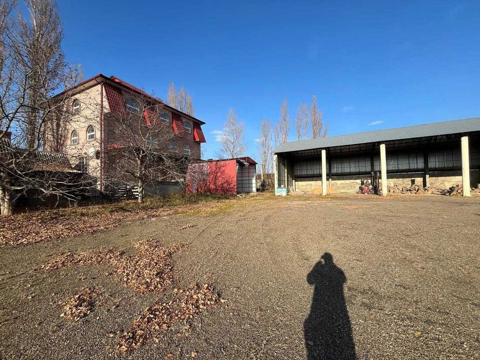 Здається в оренду трьох поверхова будівля та територія