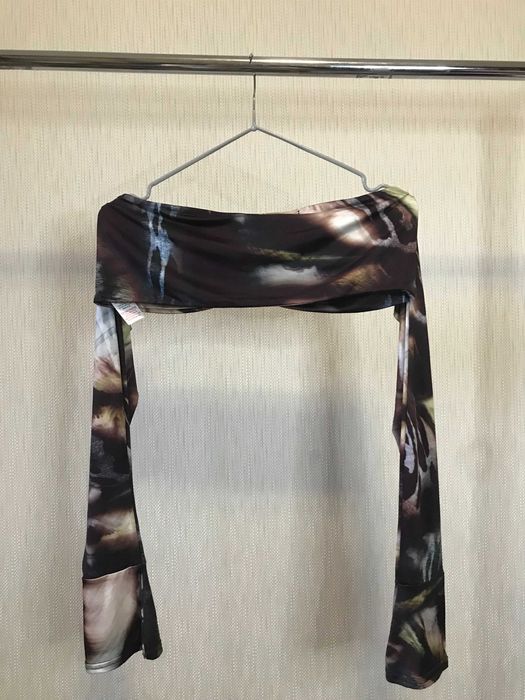 Короткий кроп топ з рукавами prettylittlething