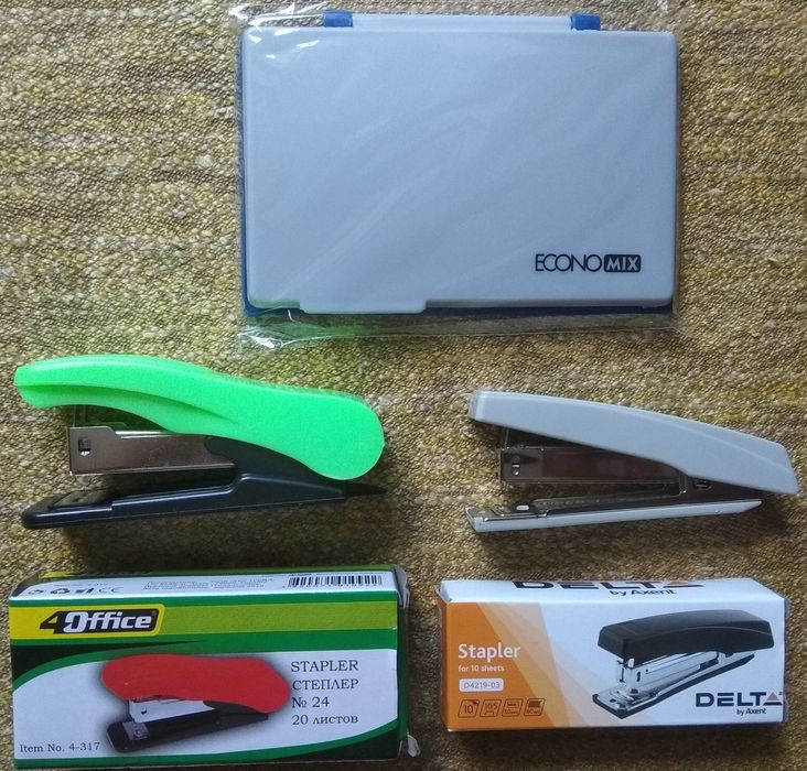 Штемпельна подушка та степлери