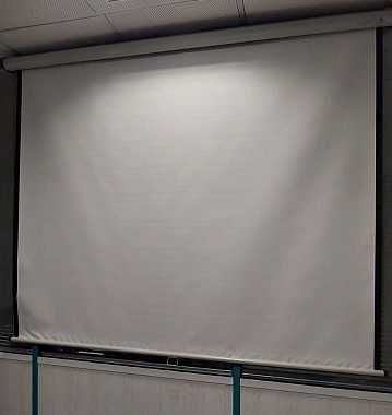 Videoprojector PANASONIC + Tela de projeção retrátil