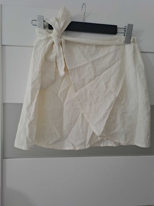 Biała kopertowa spódnica