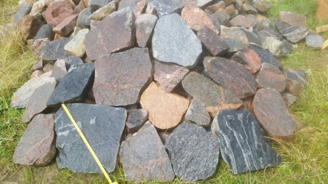 Kamień polny łupany łamany ciosany granit ozdobny mury ścieżki elewacj