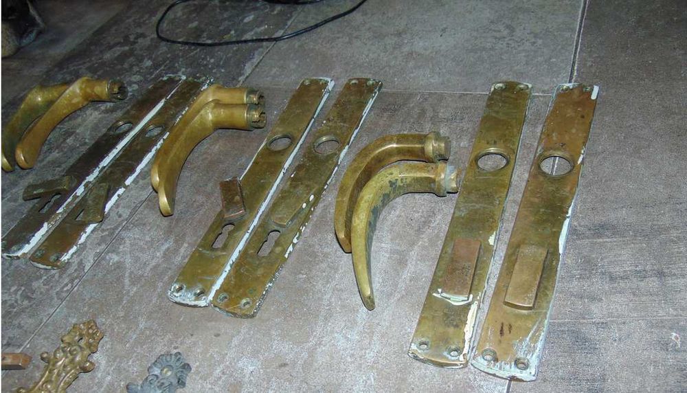 Stare szyldy,klamki,do drzwi,mosiężne,rozstaw 93 mm.cena za 1 kmpl.