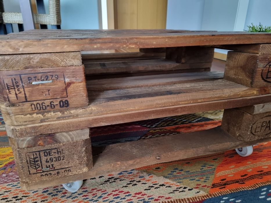 Vendo Mesinha de centro em paletes