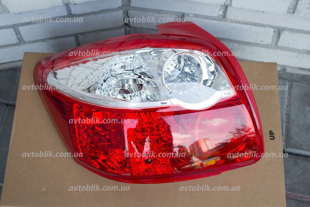 Задний фонарь Toyota Avensis, Corolla, Auris, Yaris, левый/правый фара
