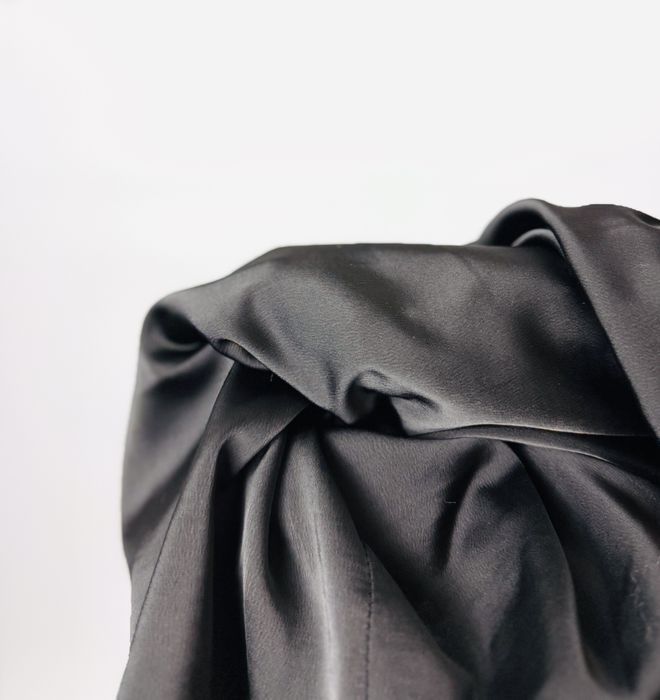 Czarna satynowa sukienka na ramiączkach 6XL 52