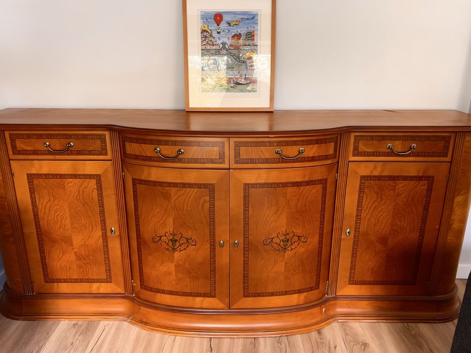 Aparador Neoclássico em Madeira de Nogueira – Elegância e Qualidade
