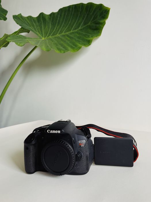 Фотоапарат Canon eos 700 D body