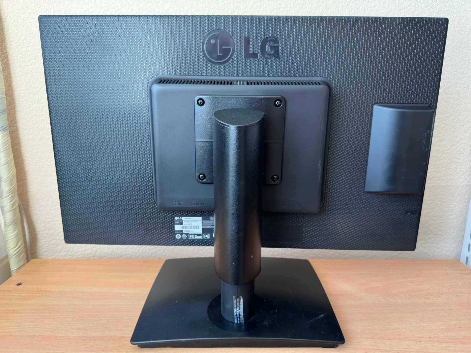 Надійний монітор LG 23CAV42K 23" FHD IPS/VESA 100x100/RJ-45/VGA/USB