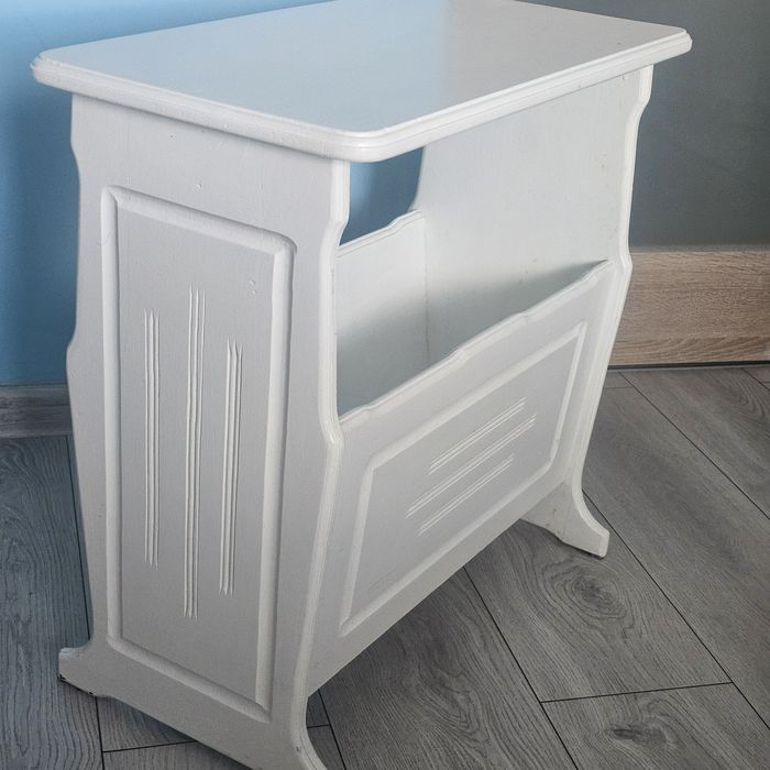 Stolik z miejscem na gazety