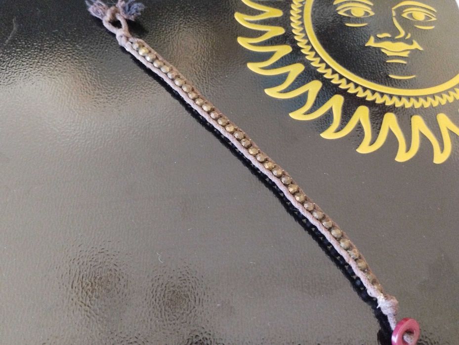 pulseira castanha dourada