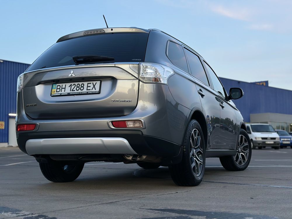 Продам MITSUBISHI Outlander 2.4 Ultimate 2014