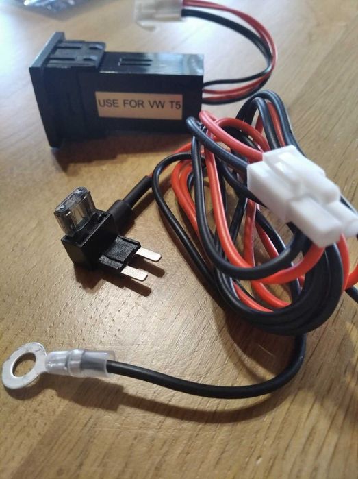 Двойное зарядное устройство USB  для VW T5 Transporter 2003-2009  2.1A