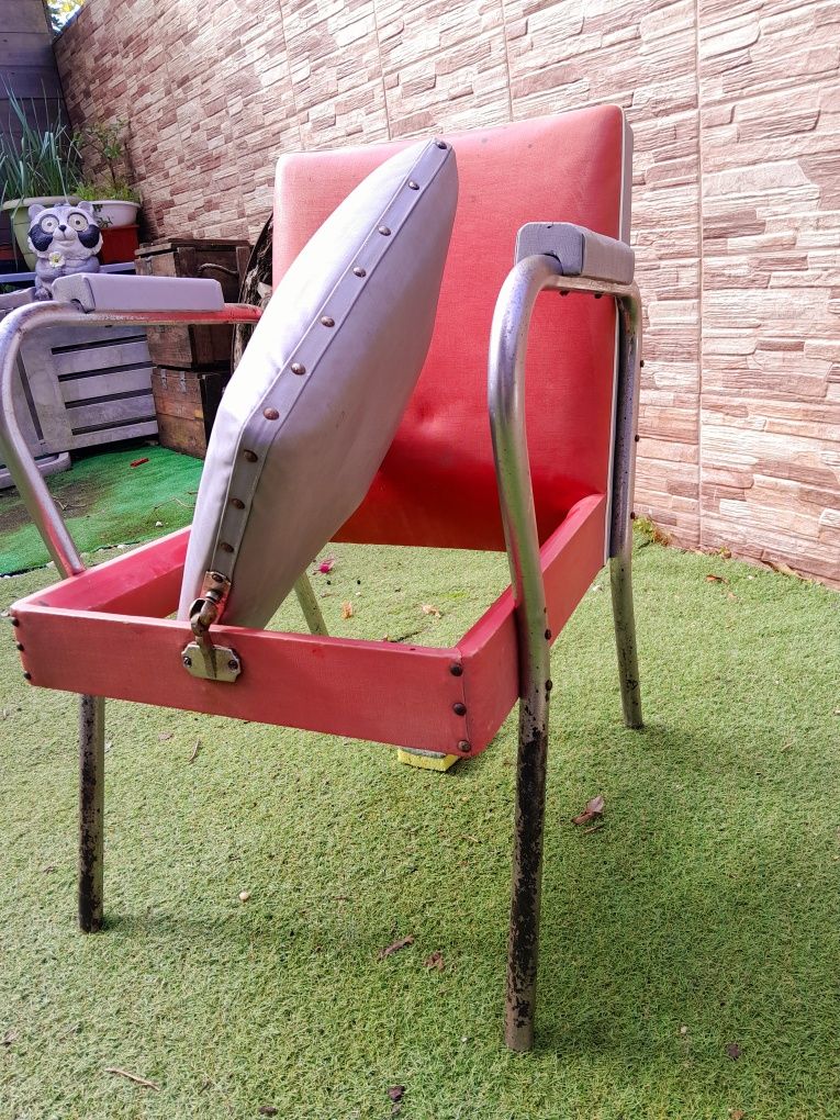 Antiga cadeira barbeiro com almofada rotativa