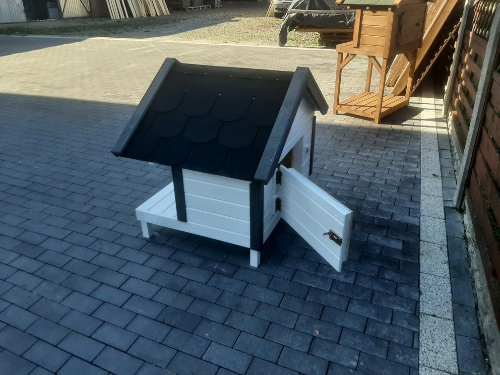Buda dla kota z wiatrołapem
