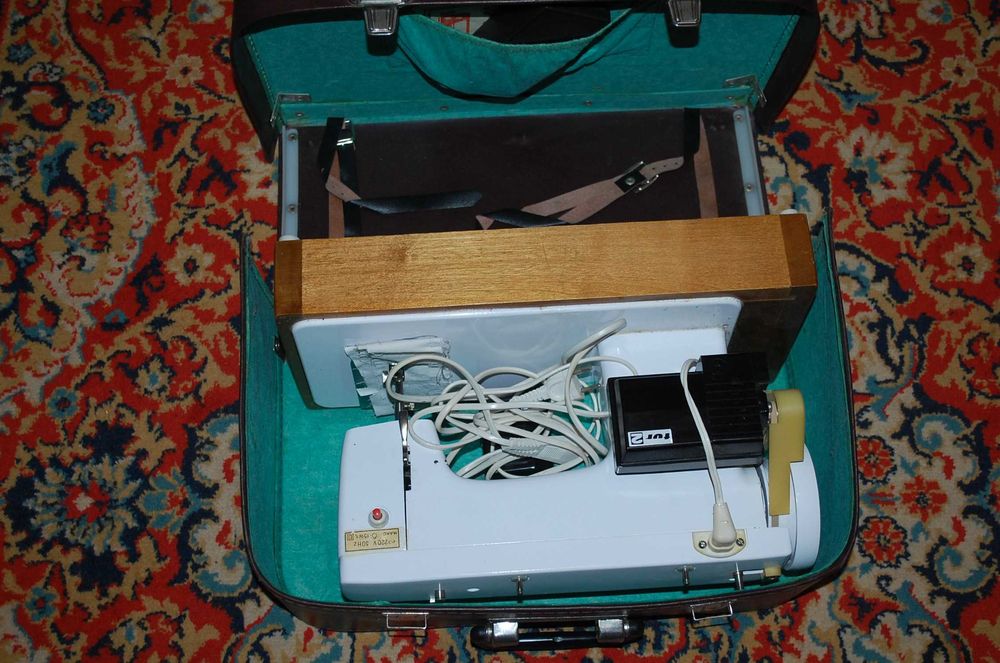 Нова швейна машинка з електроприводом Чайка 132М