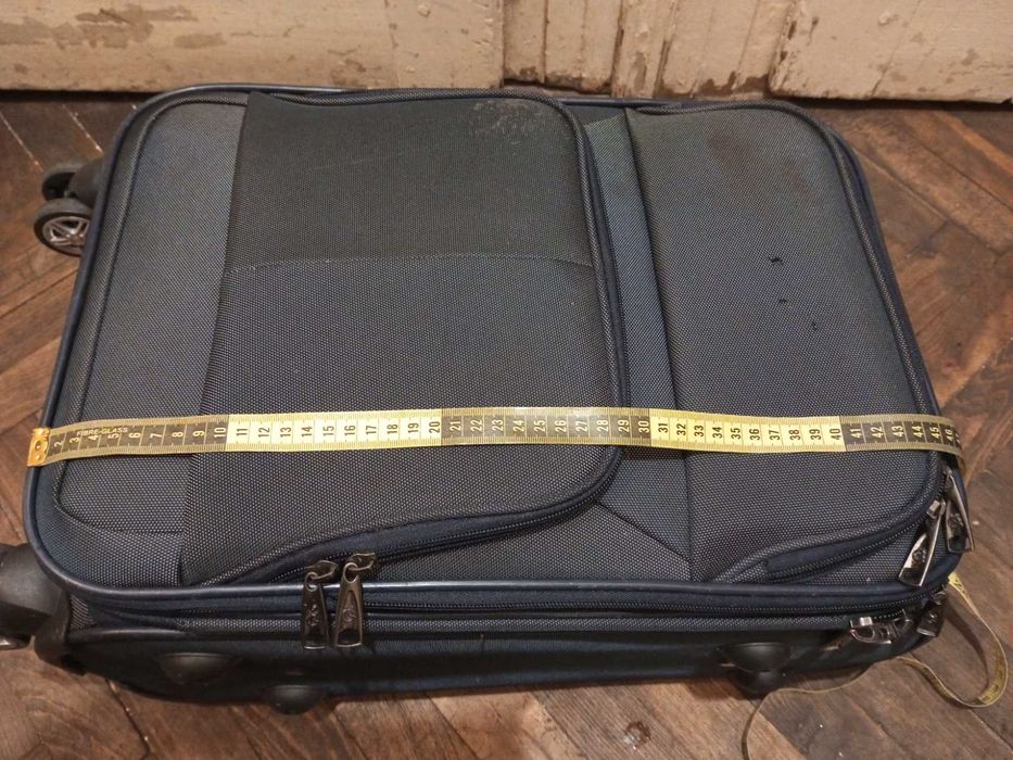 Чемодан пересувний з ручкою і на колесах б/в 50х23х33.5 см