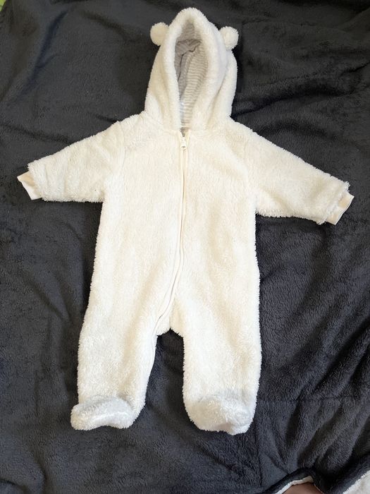 Продаю комбинезоны-мишки и зимнюю шапку 3-6 мес