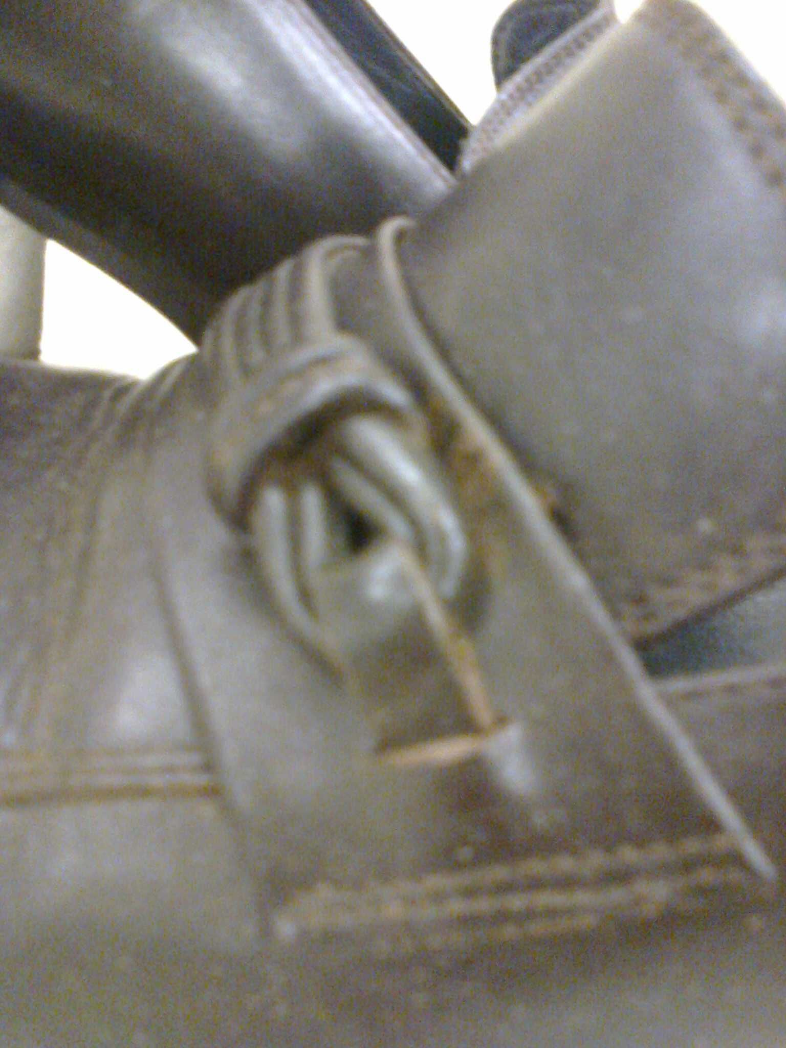 Sapatos castanhos escuros