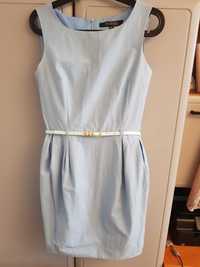 Błękitna sukienka z lekko sztywnego materiału