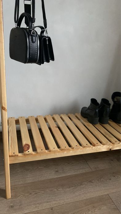 Вішалка деревʼяна