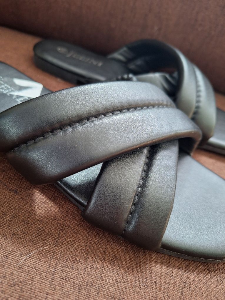 Buty damskie klapki nowe bez metki
Rozmiar 39 Jeeini