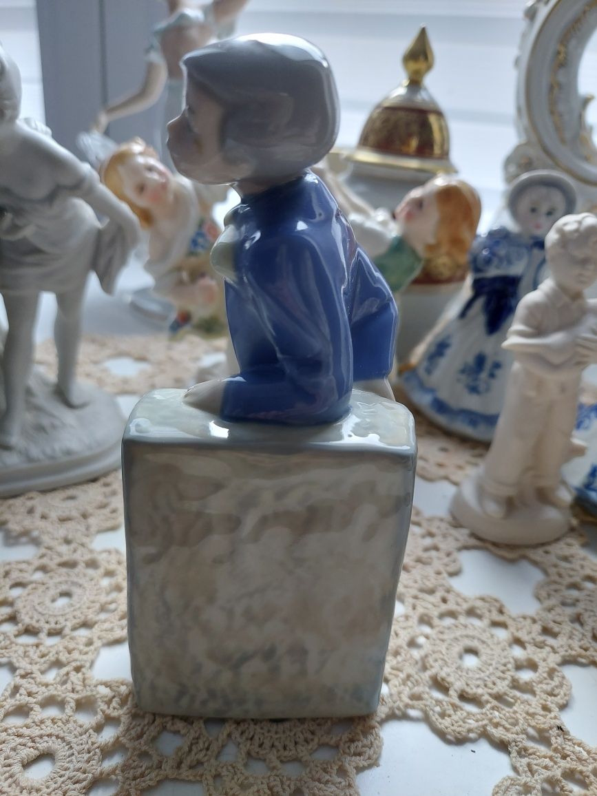 Chłopiec z porcelany  Rex , porcelanowa figurka