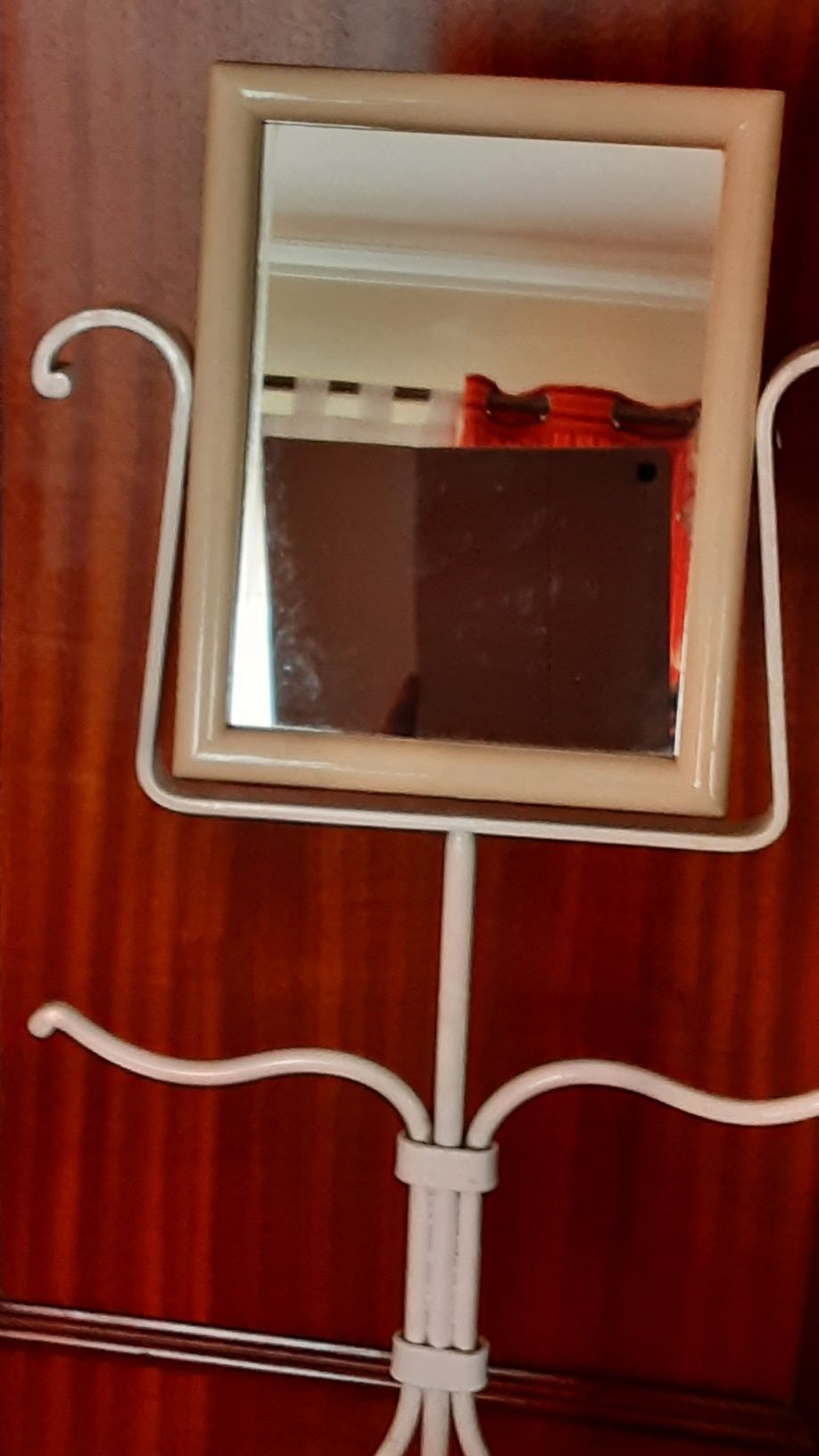 Lavatório vintage com louça de Alcobaça