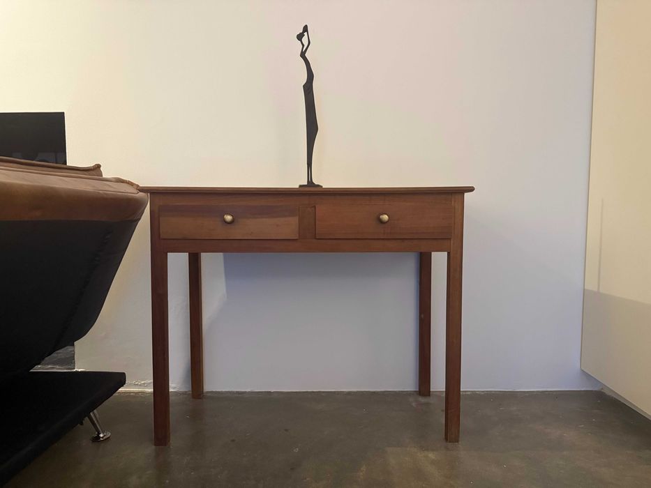 Mesa em Madeira Maciça com Duas Gavetas – Elegante e Funcional