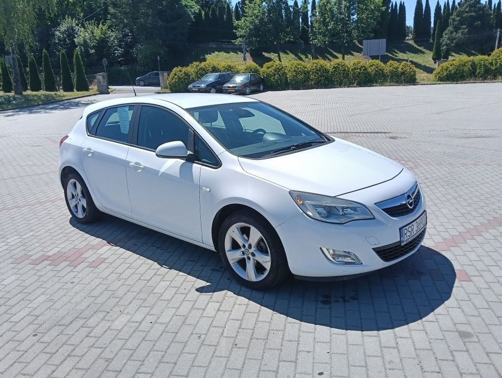 Opel Astra 1.4 Turbo 2010 rok