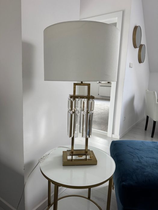 Lampa stołowa biała ze złotymi elementami