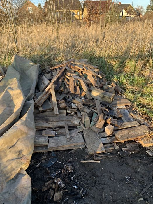 Drewno opałowe. Drewno budowlane. Stare deski. Resztki po budowie.