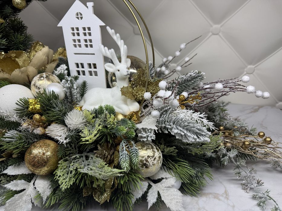 Різдвяна композиція зі штучних квітів