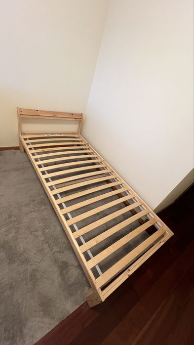 Cama de Madeira seminova