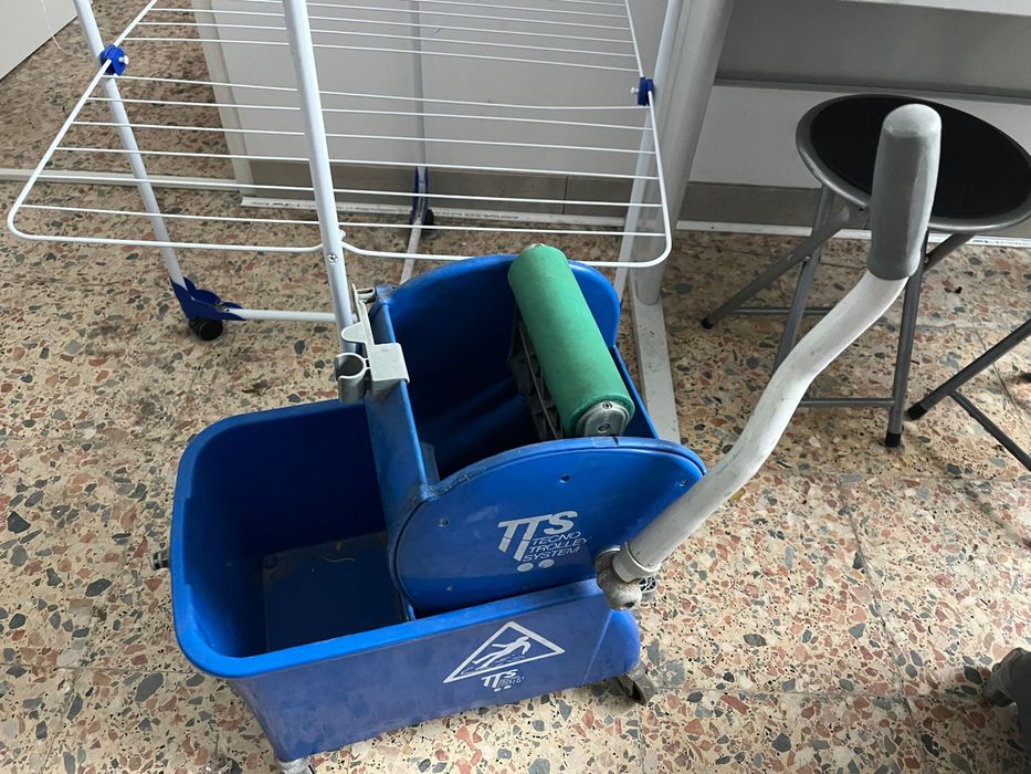 Dois Carrinhos de Limpeza Indústrial