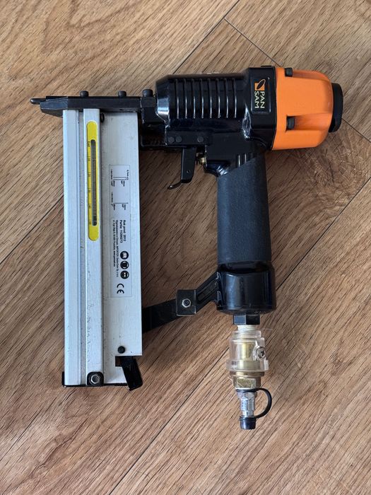 Gwoździarka pneumatyczna PANSAM + zszywki