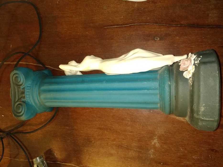 Ваза дівчина та колонна, девушка и колонна