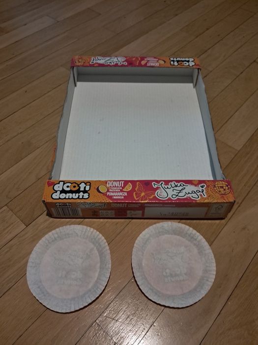 Pudełko po pączkach Juli Żugaj +2 gratisowe papierki