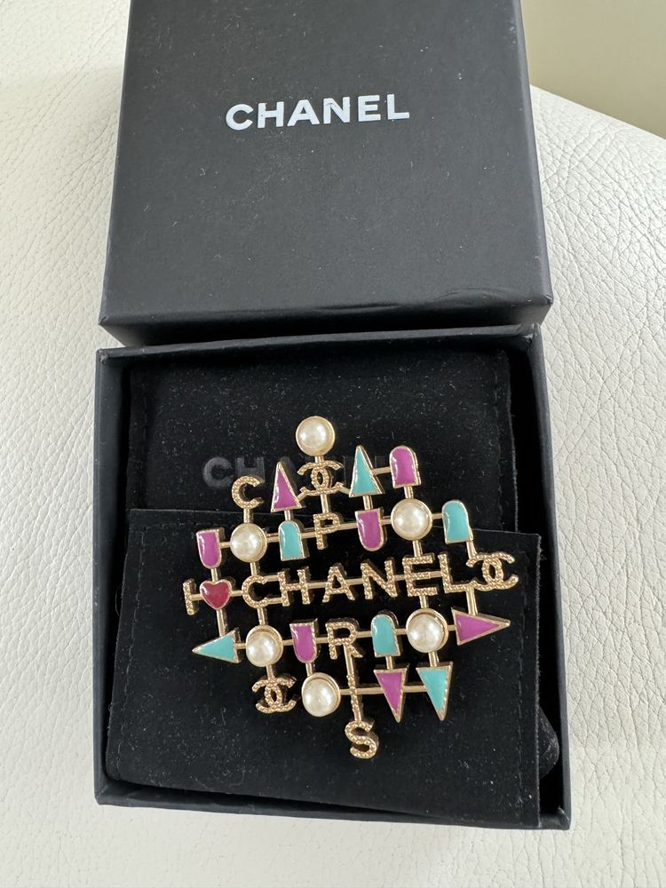 Chanel piękna broszka CC perły