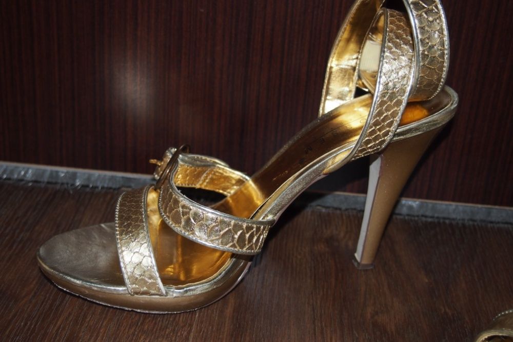Красивые босоножки на каблуке 38 размер золотого цвета в идеале